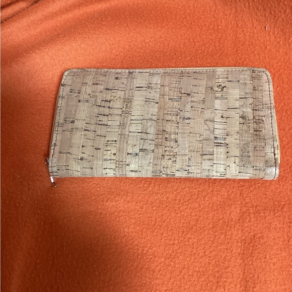 Woman’s wallet - Picture 2 of 5